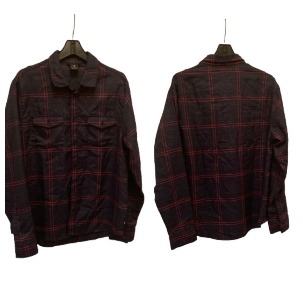 Nike SB casual button down LS shirt size M
B326
